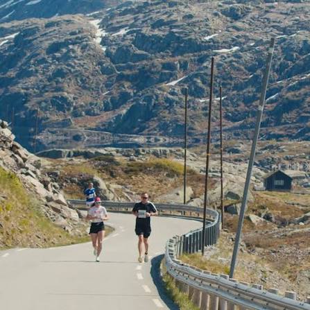 To løpere med startnummer på fjellvei mellom Røldal og Sauda